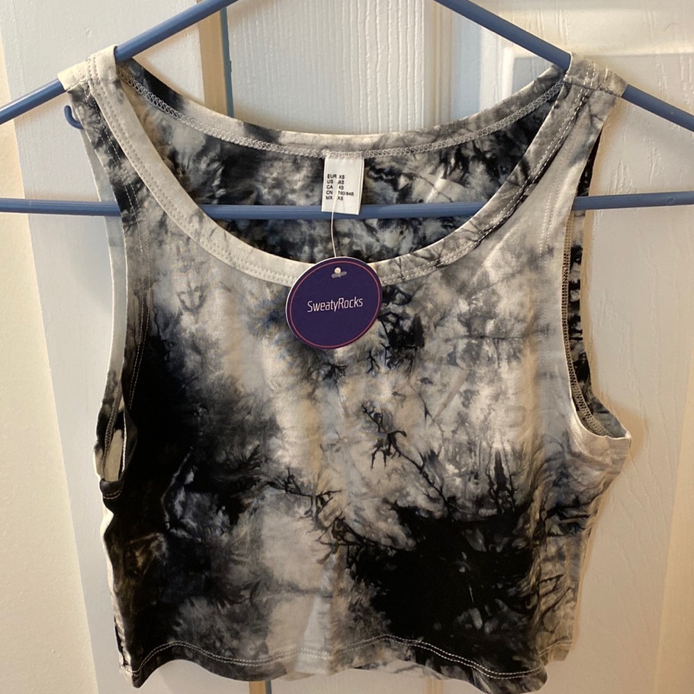 SweatyRocks sleeveless cropped top